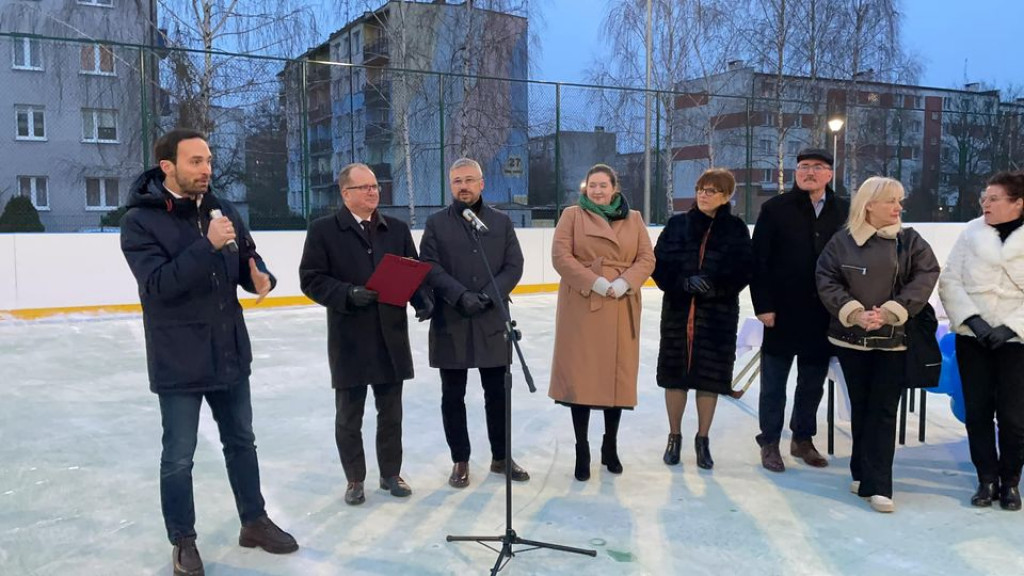 Lodowisko na boisku wielofunkcyjnym otwarte