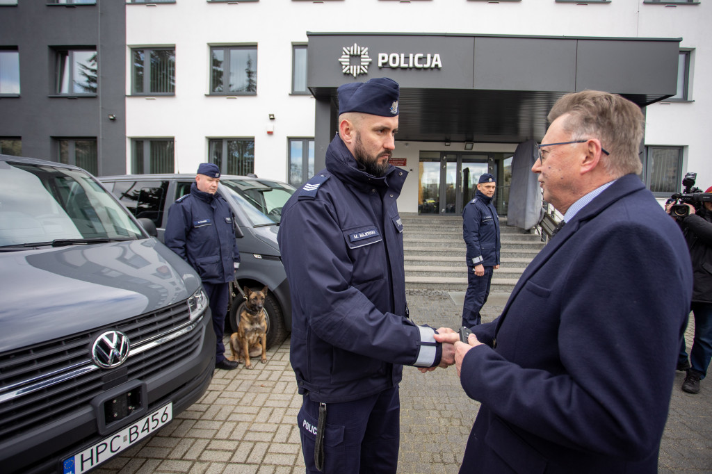 Nowe samochody dla policjantów z psami