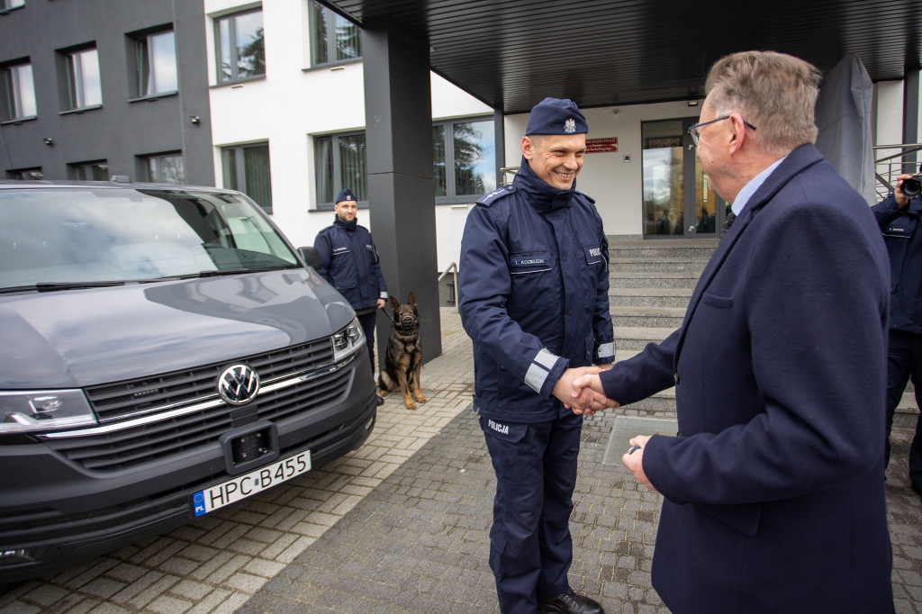 Nowe samochody dla policjantów z psami