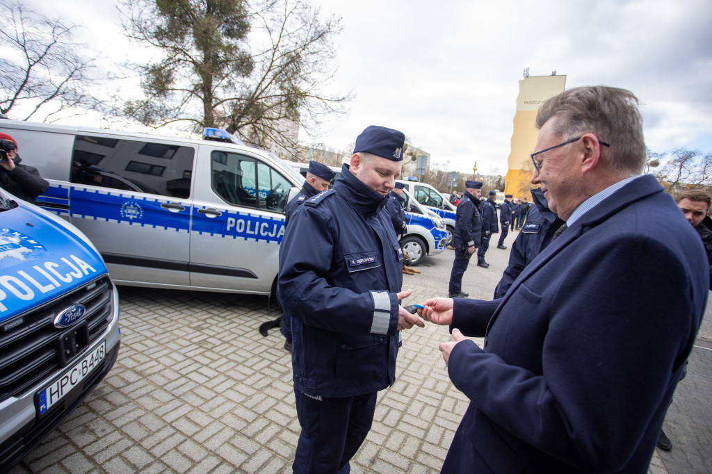 Nowe samochody dla policjantów z psami
