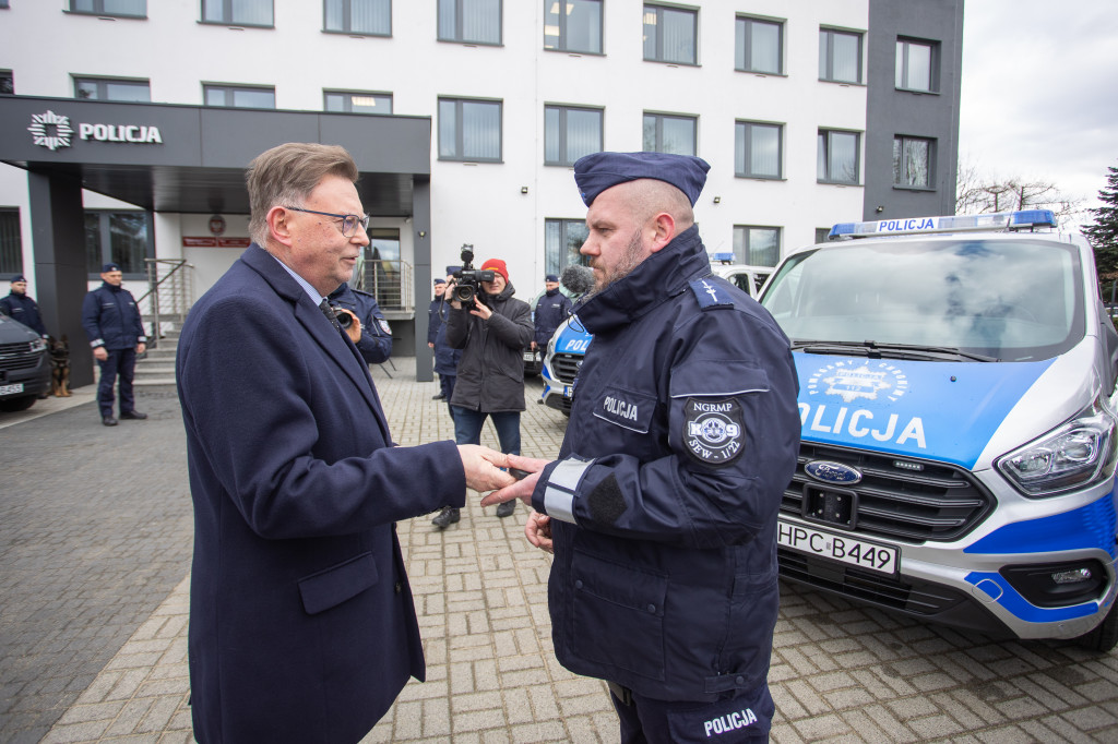 Nowe samochody dla policjantów z psami