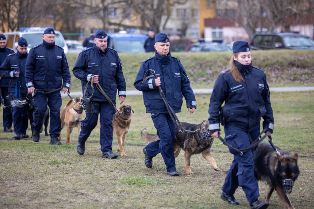 Nowe samochody dla policjantów z psami