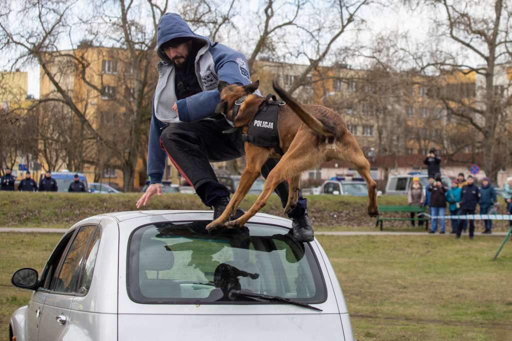 Nowe samochody dla policjantów z psami