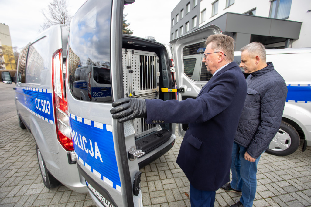 Nowe samochody dla policjantów z psami