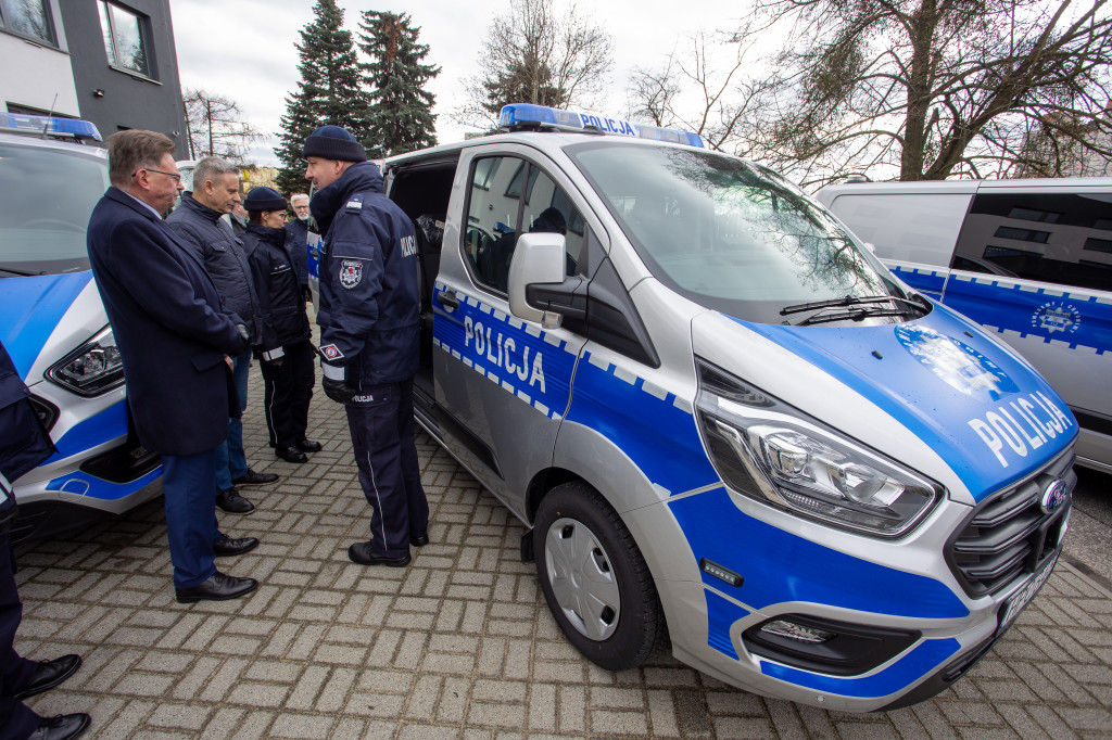 Nowe samochody dla policjantów z psami