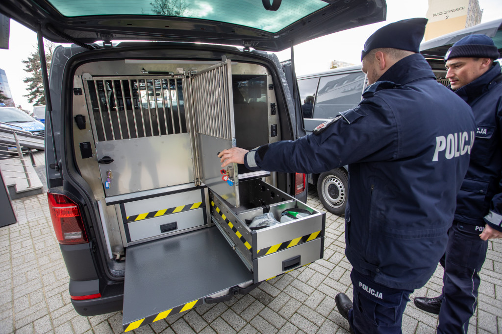 Nowe samochody dla policjantów z psami