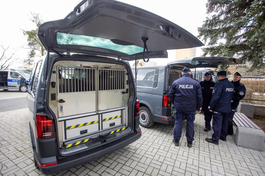 Nowe samochody dla policjantów z psami