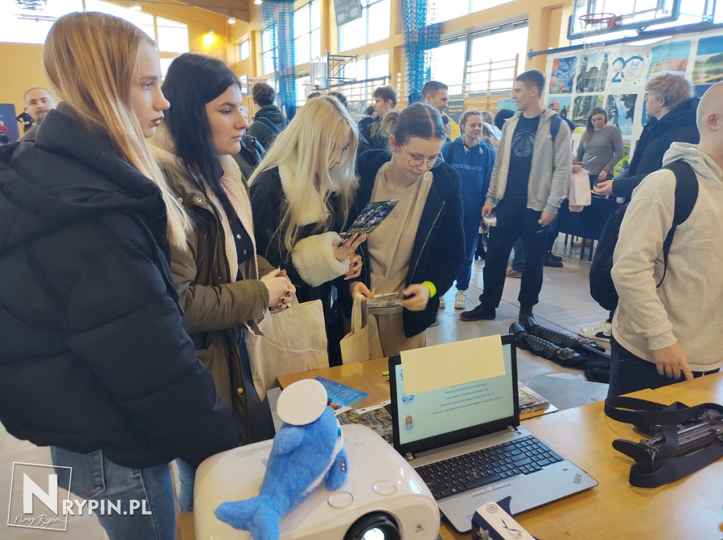 Rypińscy policjanci na targach edukacji