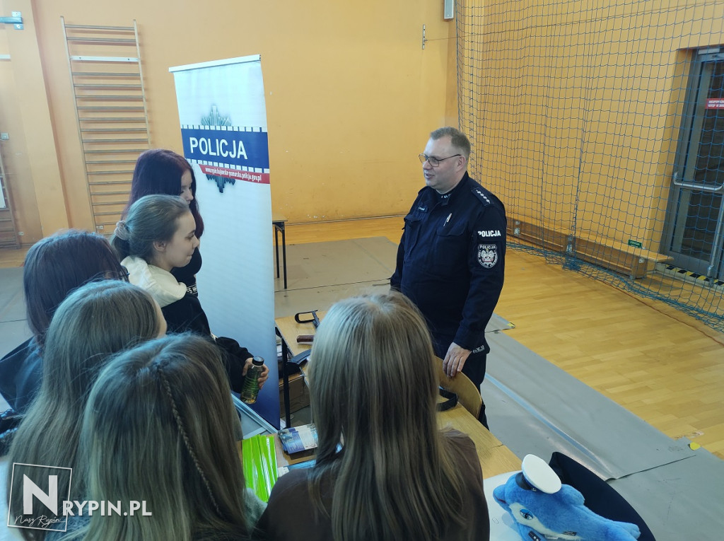 Rypińscy policjanci na targach edukacji