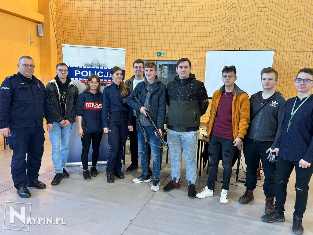 Rypińscy policjanci na targach edukacji