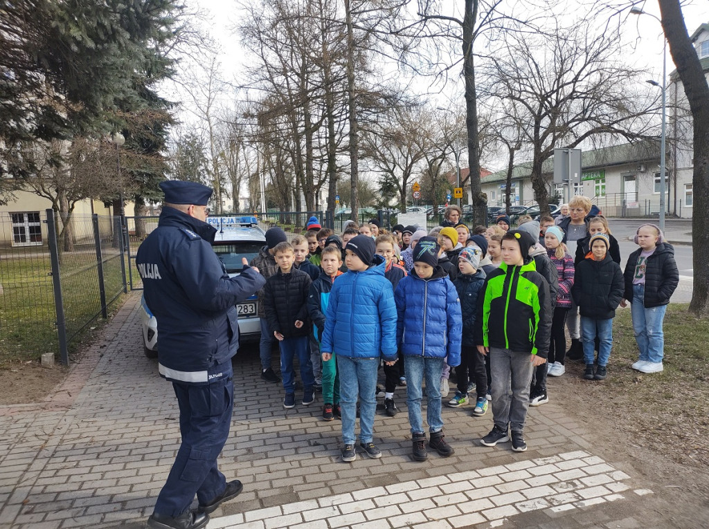 Rypińscy policjanci wspólnie z dziećmi ćwiczyli przechodzenie przez jezdnię