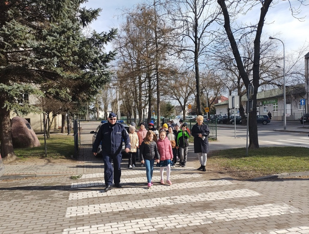 Rypińscy policjanci wspólnie z dziećmi ćwiczyli przechodzenie przez jezdnię