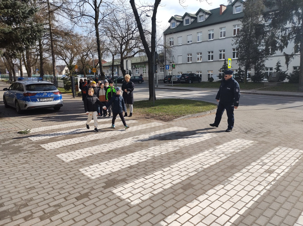 Rypińscy policjanci wspólnie z dziećmi ćwiczyli przechodzenie przez jezdnię