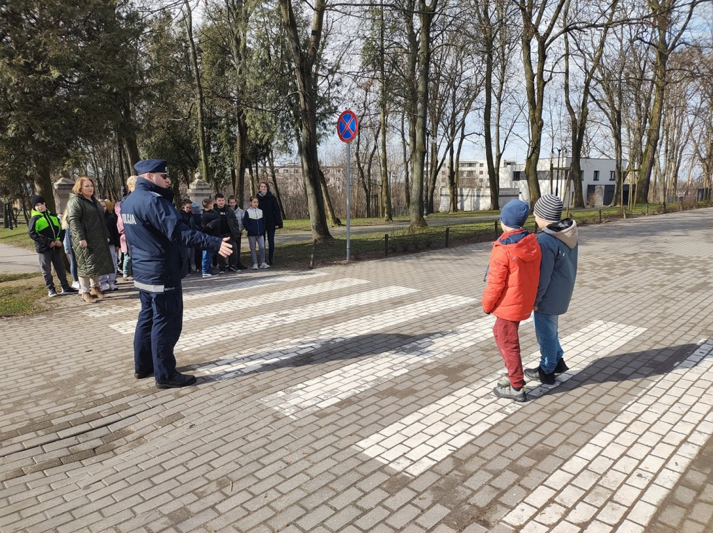 Rypińscy policjanci wspólnie z dziećmi ćwiczyli przechodzenie przez jezdnię