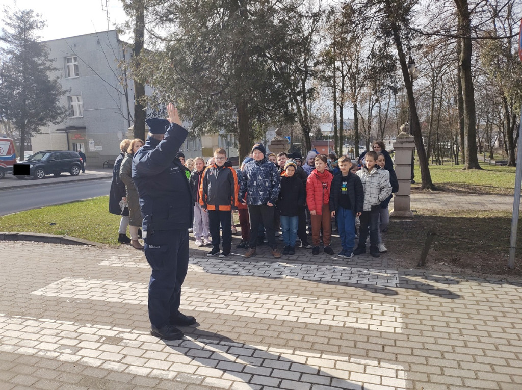 Rypińscy policjanci wspólnie z dziećmi ćwiczyli przechodzenie przez jezdnię