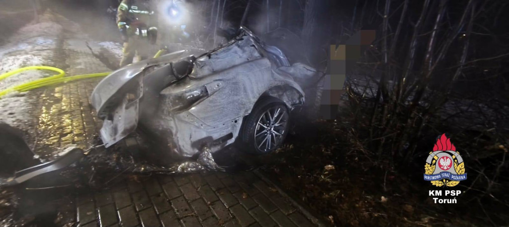 Osobówka rozbita o drzewo