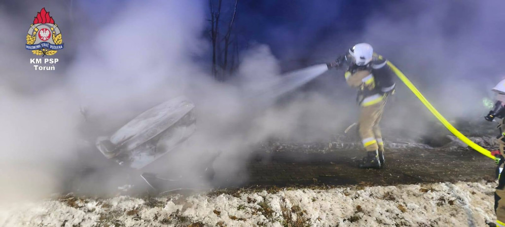 Osobówka rozbita o drzewo