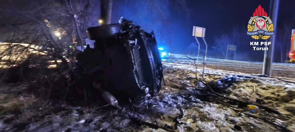 Osobówka rozbita o drzewo