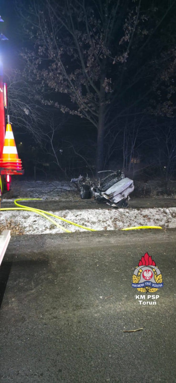 Osobówka rozbita o drzewo