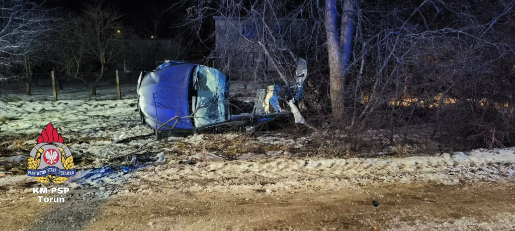 Osobówka rozbita o drzewo