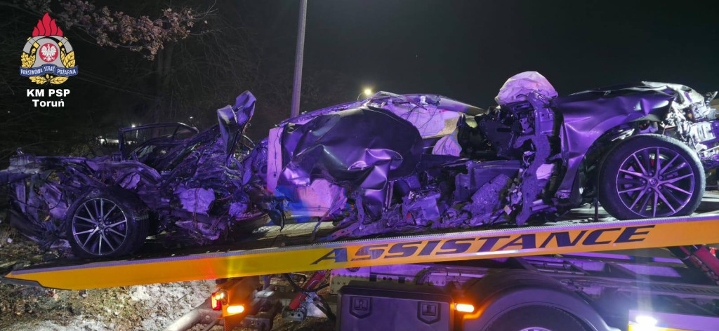 Osobówka rozbita o drzewo