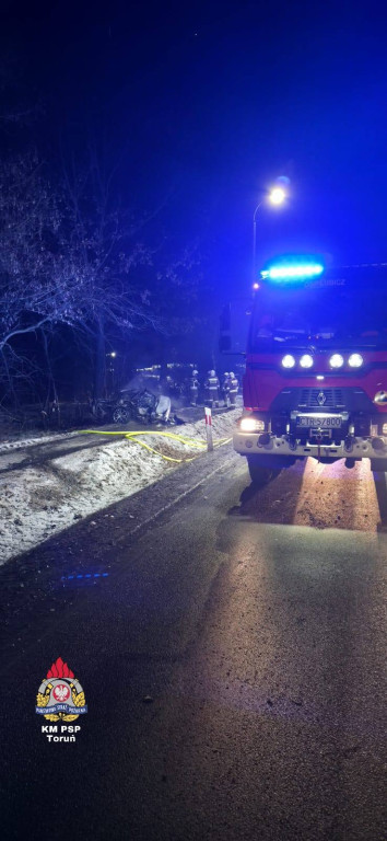 Osobówka rozbita o drzewo