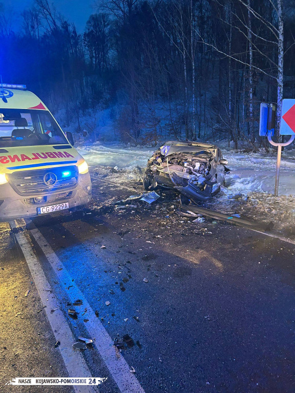 Czołówka dwóch samochodów osobowych - 7 osób poszkodowanych