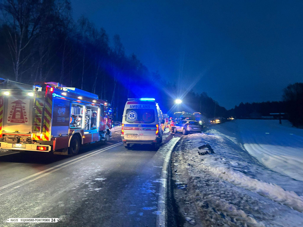 Czołówka dwóch samochodów osobowych - 7 osób poszkodowanych