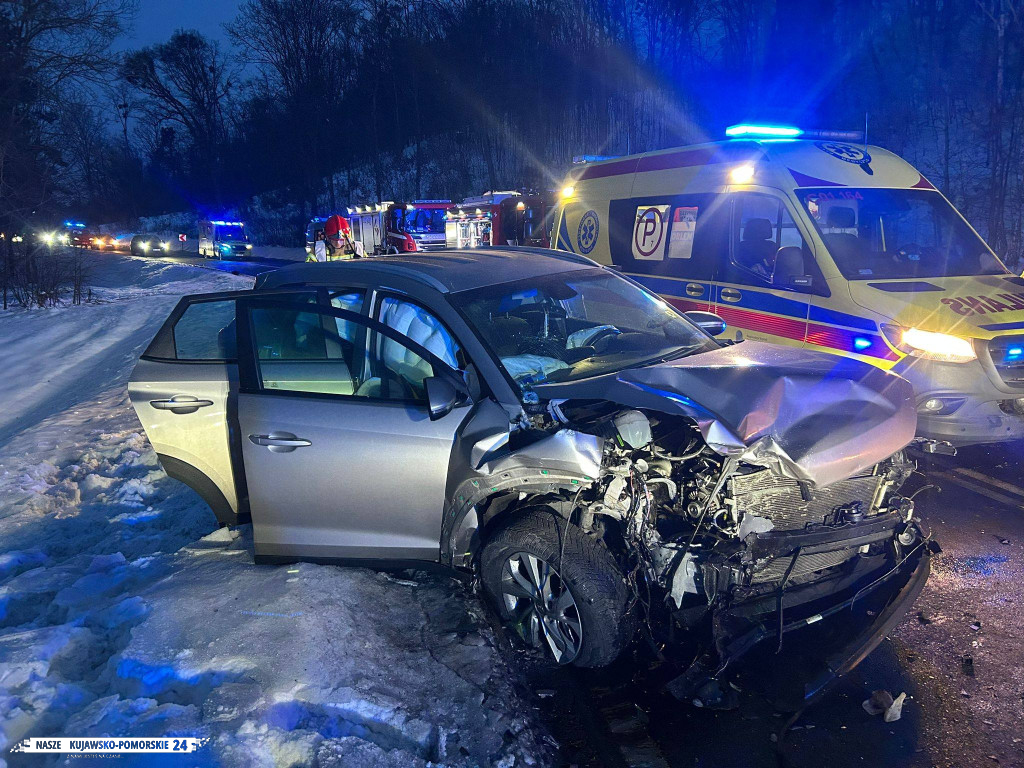 Czołówka dwóch samochodów osobowych - 7 osób poszkodowanych