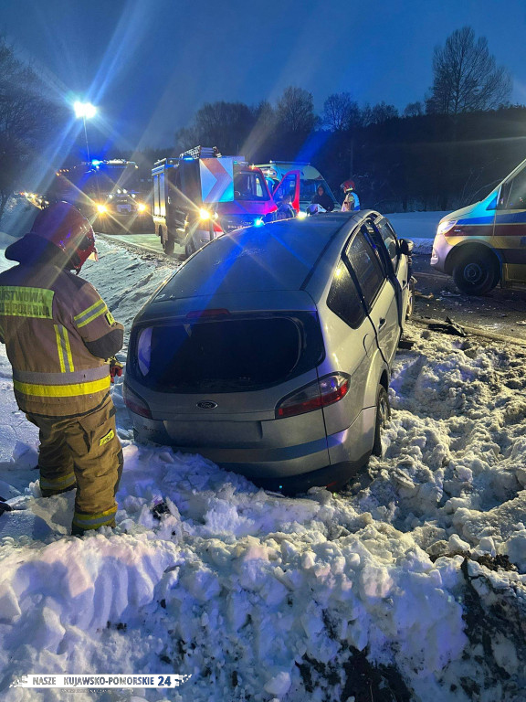 Czołówka dwóch samochodów osobowych - 7 osób poszkodowanych