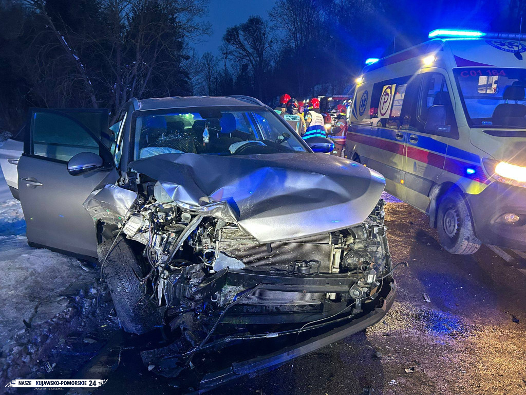 Czołówka dwóch samochodów osobowych - 7 osób poszkodowanych