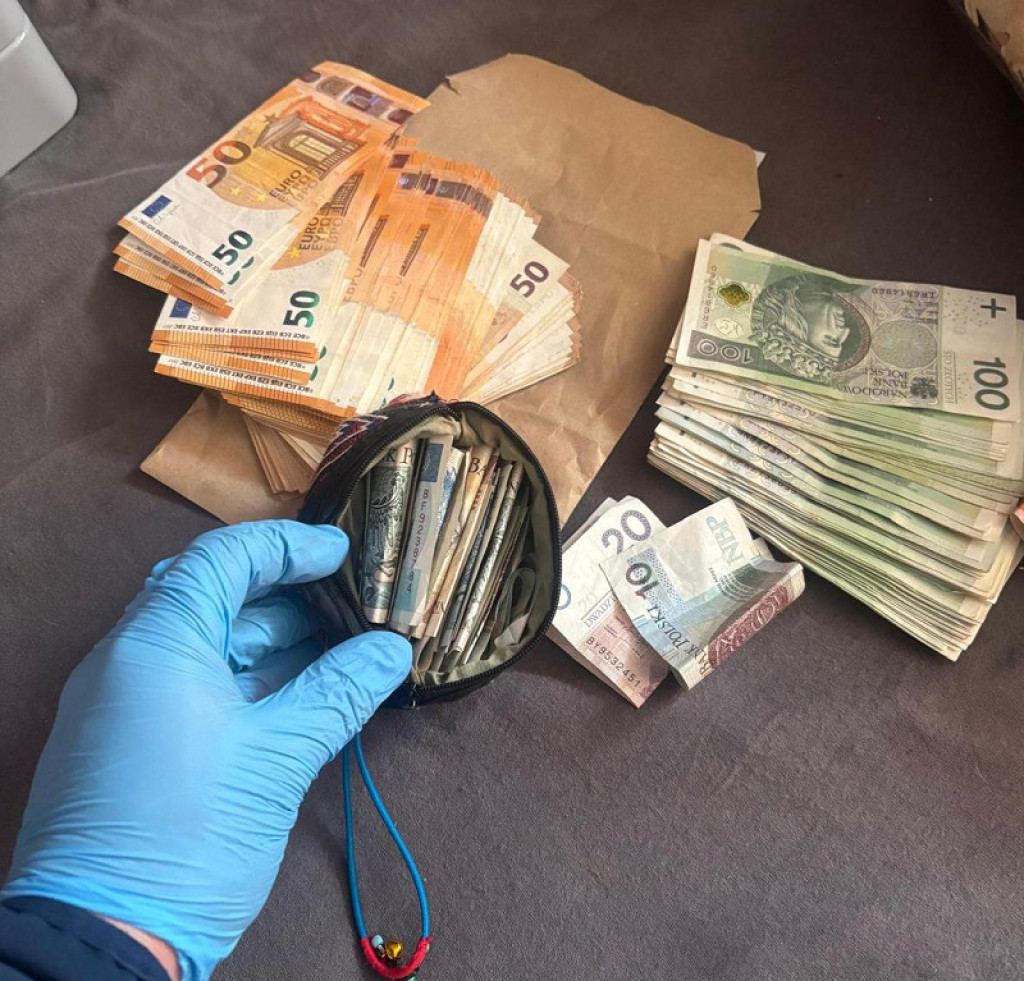 44-latek wysyła narkotyki za pomocą paczkomatów