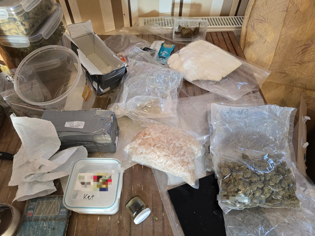 44-latek wysyła narkotyki za pomocą paczkomatów