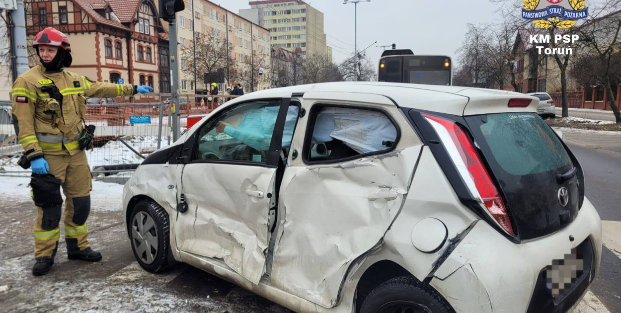 Kolizja autobusu i osobówki w centrum miasta
