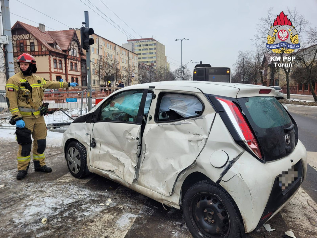 Kolizja autobusu i osobówki w centrum miasta