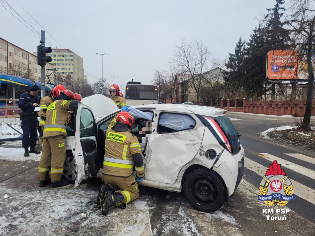 Kolizja autobusu i osobówki w centrum miasta