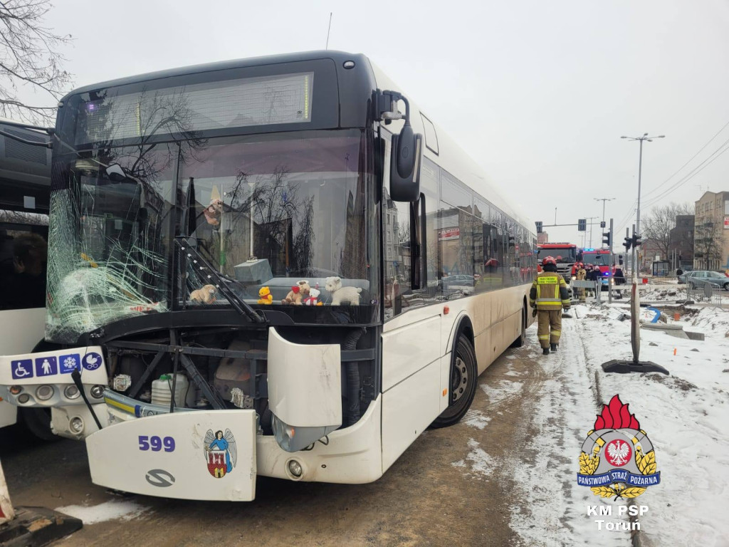 Kolizja autobusu i osobówki w centrum miasta