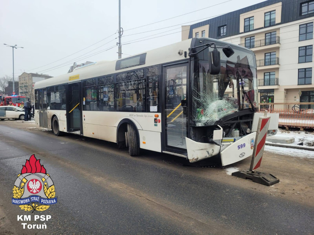 Kolizja autobusu i osobówki w centrum miasta