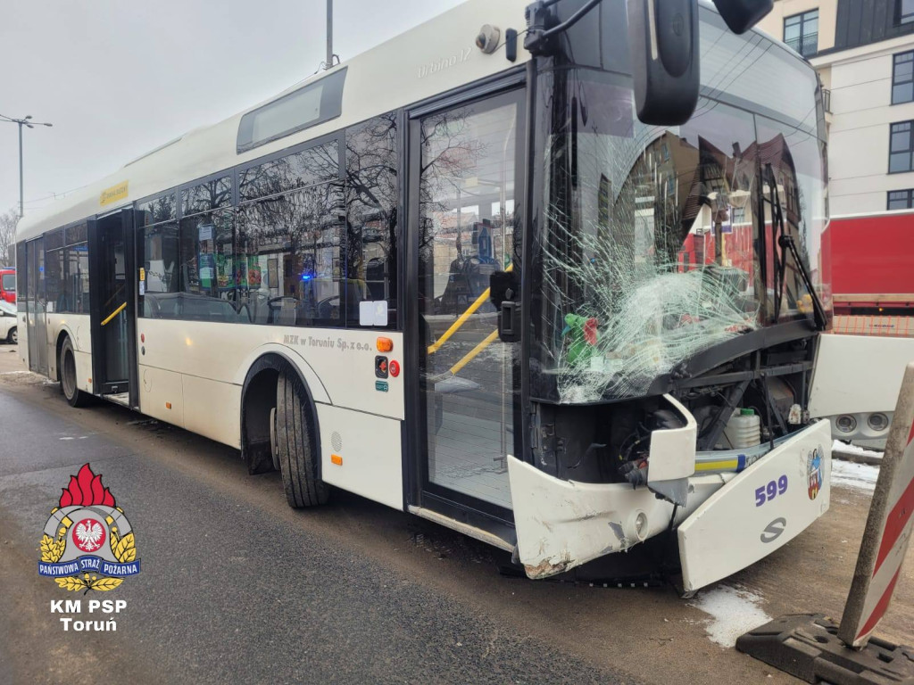Kolizja autobusu i osobówki w centrum miasta