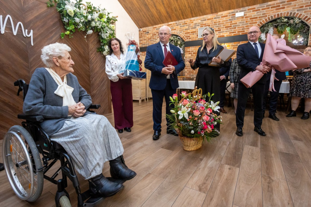 Medale marszałka dla stuletnich mieszkanek regionu