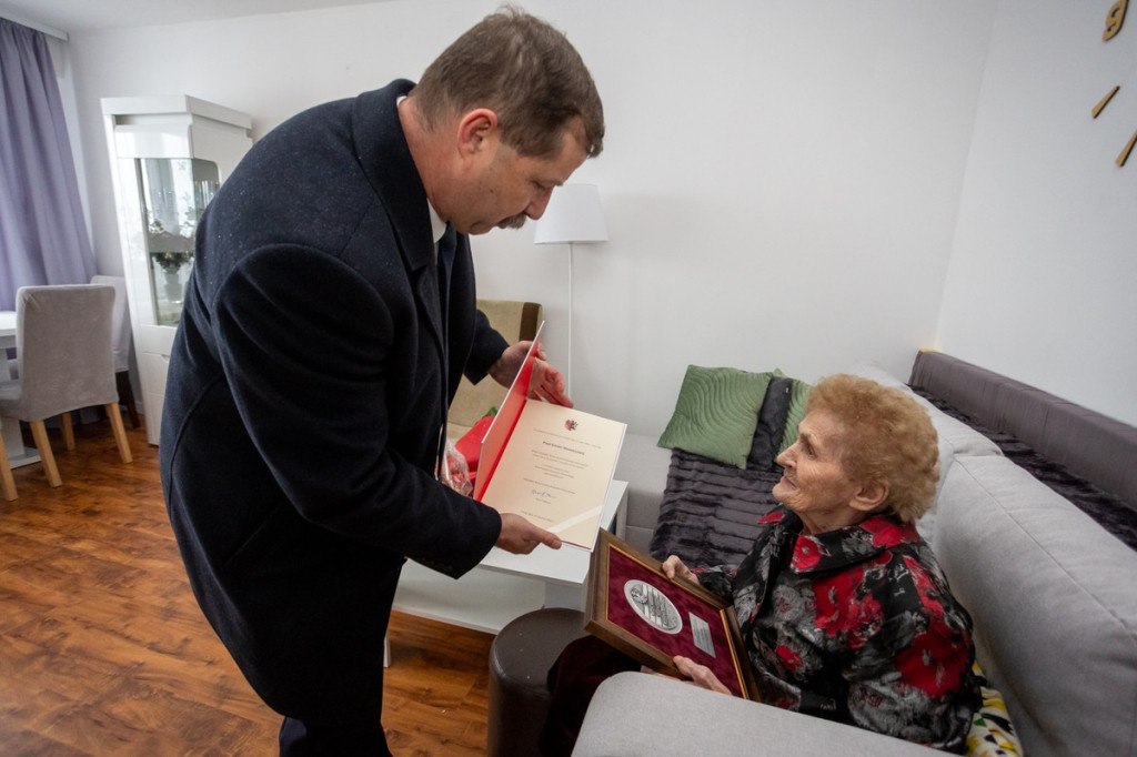 Medale marszałka dla stuletnich mieszkanek regionu