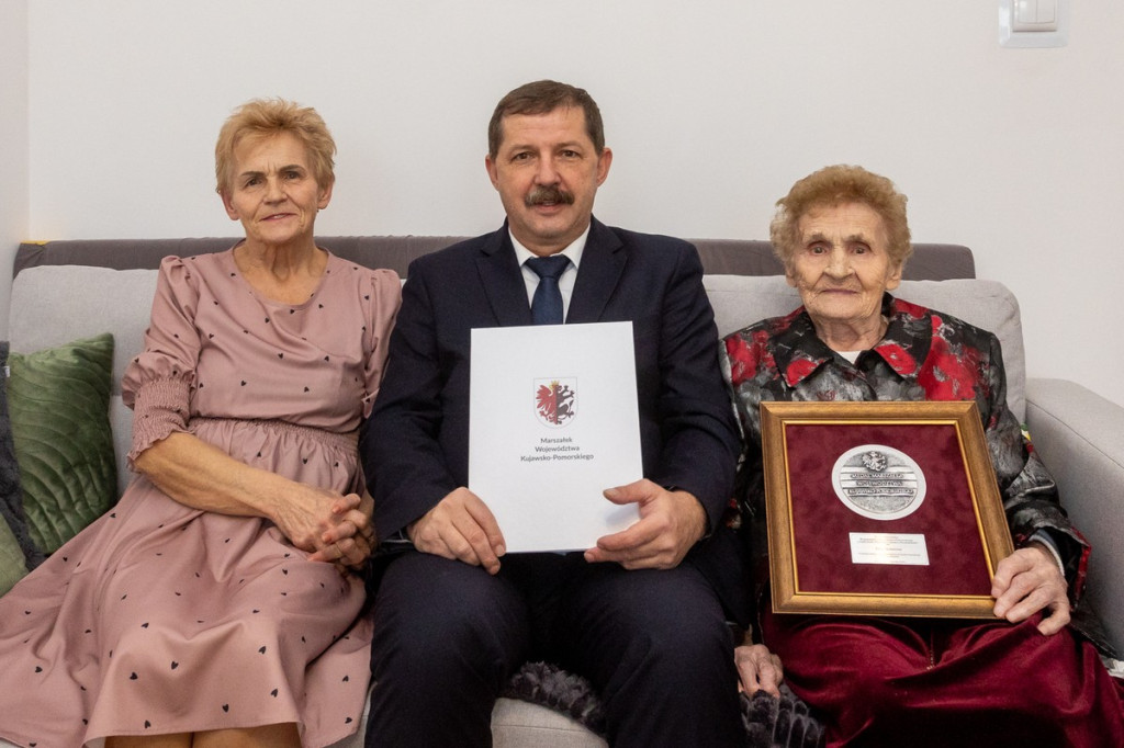 Medale marszałka dla stuletnich mieszkanek regionu