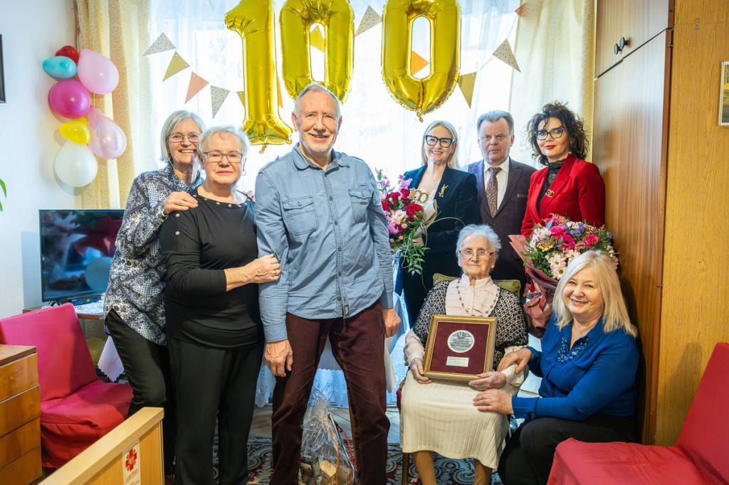 Medale marszałka dla stuletnich mieszkanek regionu