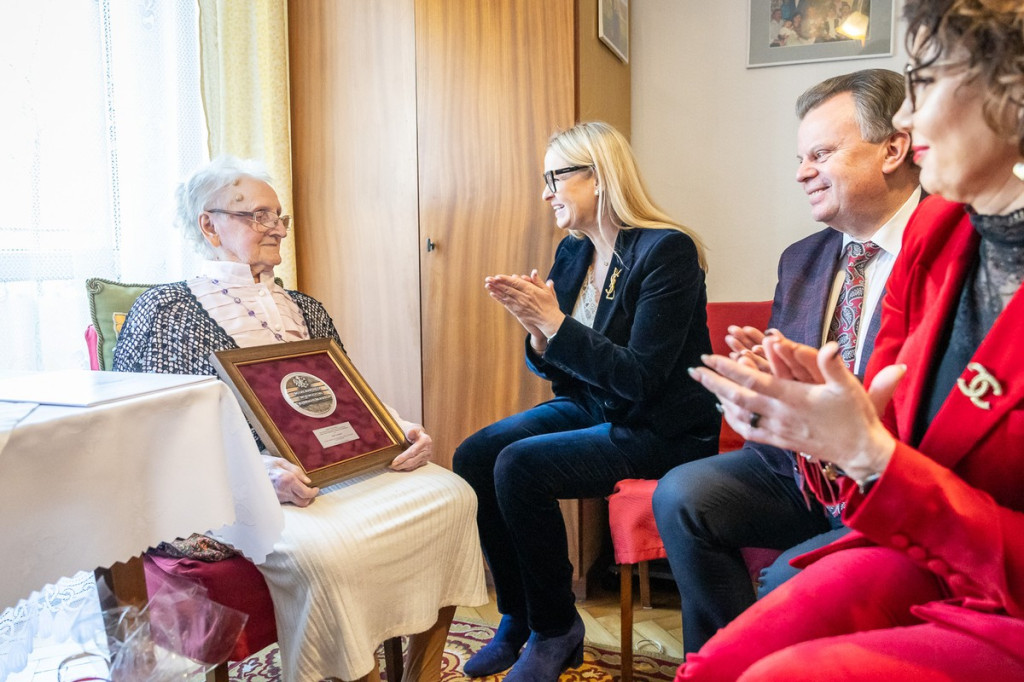 Medale marszałka dla stuletnich mieszkanek regionu