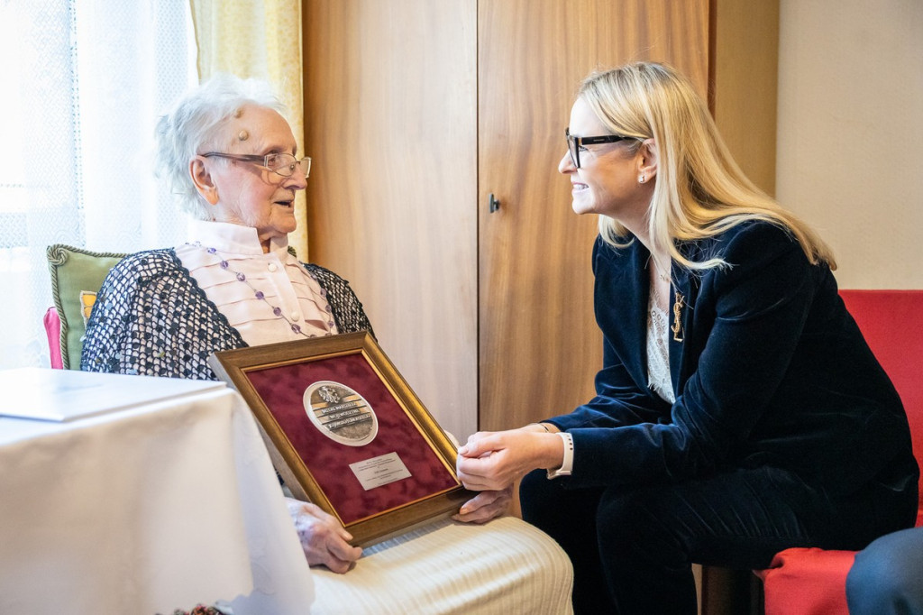 Medale marszałka dla stuletnich mieszkanek regionu