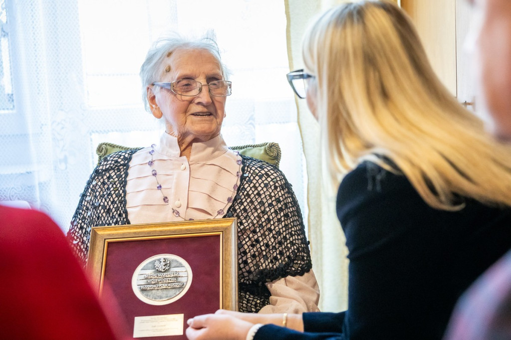 Medale marszałka dla stuletnich mieszkanek regionu