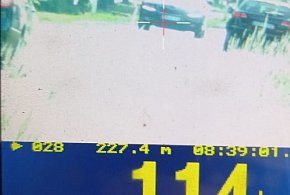 20-latek stracił prawo jazdy za przekroczenie prędkości o 64 km/h-6872