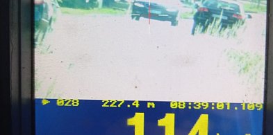 20-latek stracił prawo jazdy za przekroczenie prędkości o 64 km/h-6872