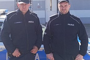 Dzielnicowi pomogli kobiecie, która nie mogła o własnych siłach opuścić domu