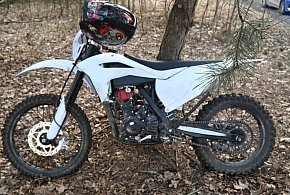 Nieodpowiedzialny motocyklista: alkohol, brak prawa jazdy i ubezpieczenia